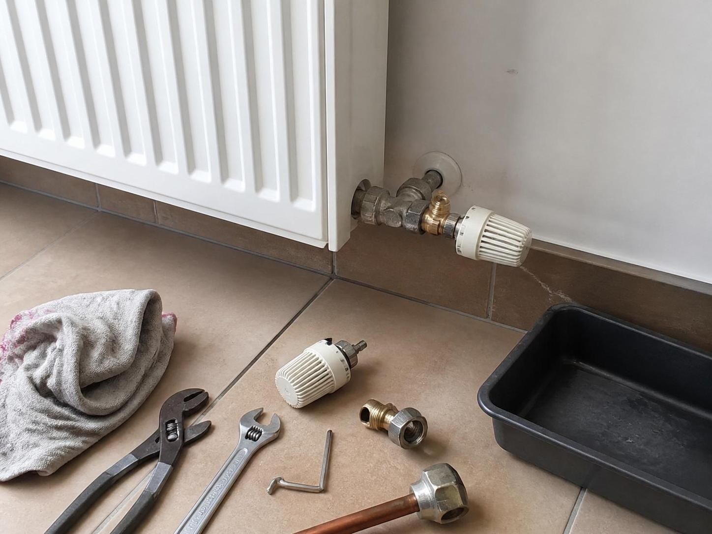 découvrez notre guide complet pour changer un robinet de radiateur en chauffage collectif, avec des conseils pratiques pour réussir l'installation en toute sécurité et efficacité.