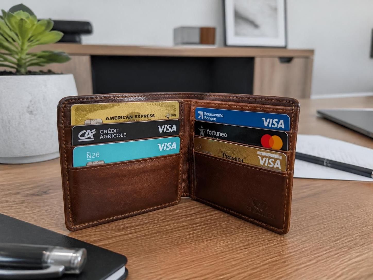 découvrez nos conseils pour bien choisir votre carte bancaire et éviter les erreurs. comparez les options, maîtrisez les frais et trouvez la carte qui correspond à vos besoins.