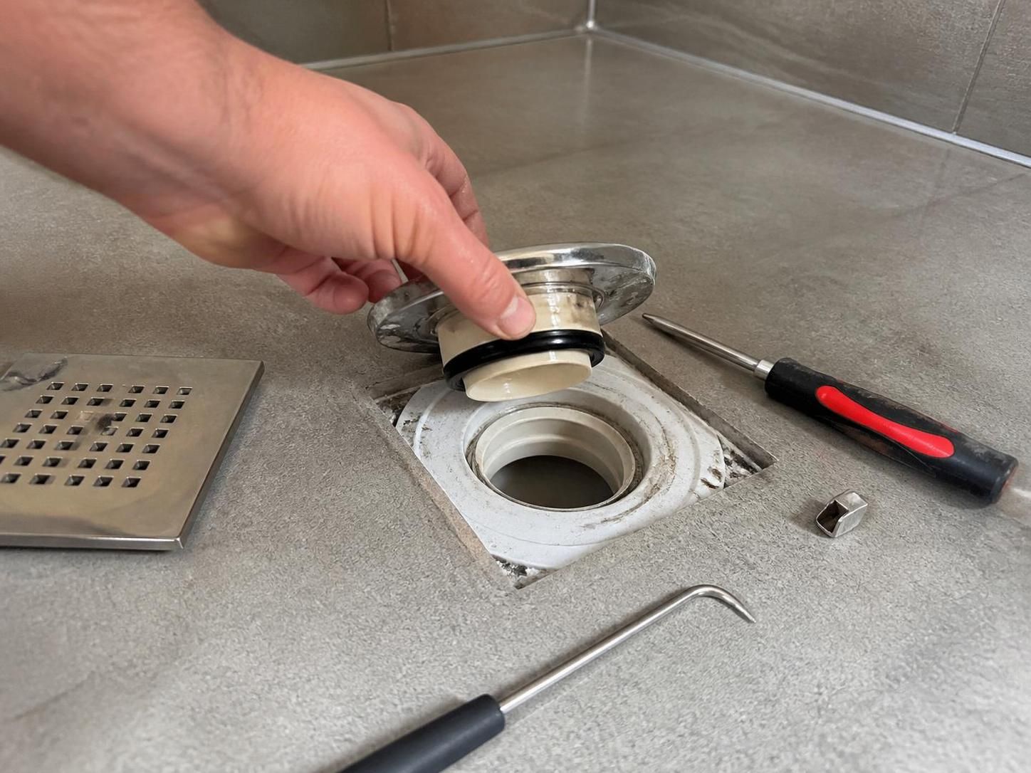 découvrez comment démonter une bonde de douche extra-plate facilement et sans abîmer la structure grâce à nos conseils pratiques et astuces étape par étape.