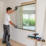 découvrez les techniques essentielles et le matériel indispensable pour insérer une vitre dans une cloison en placo, afin d'assurer une installation réussie et esthétique.