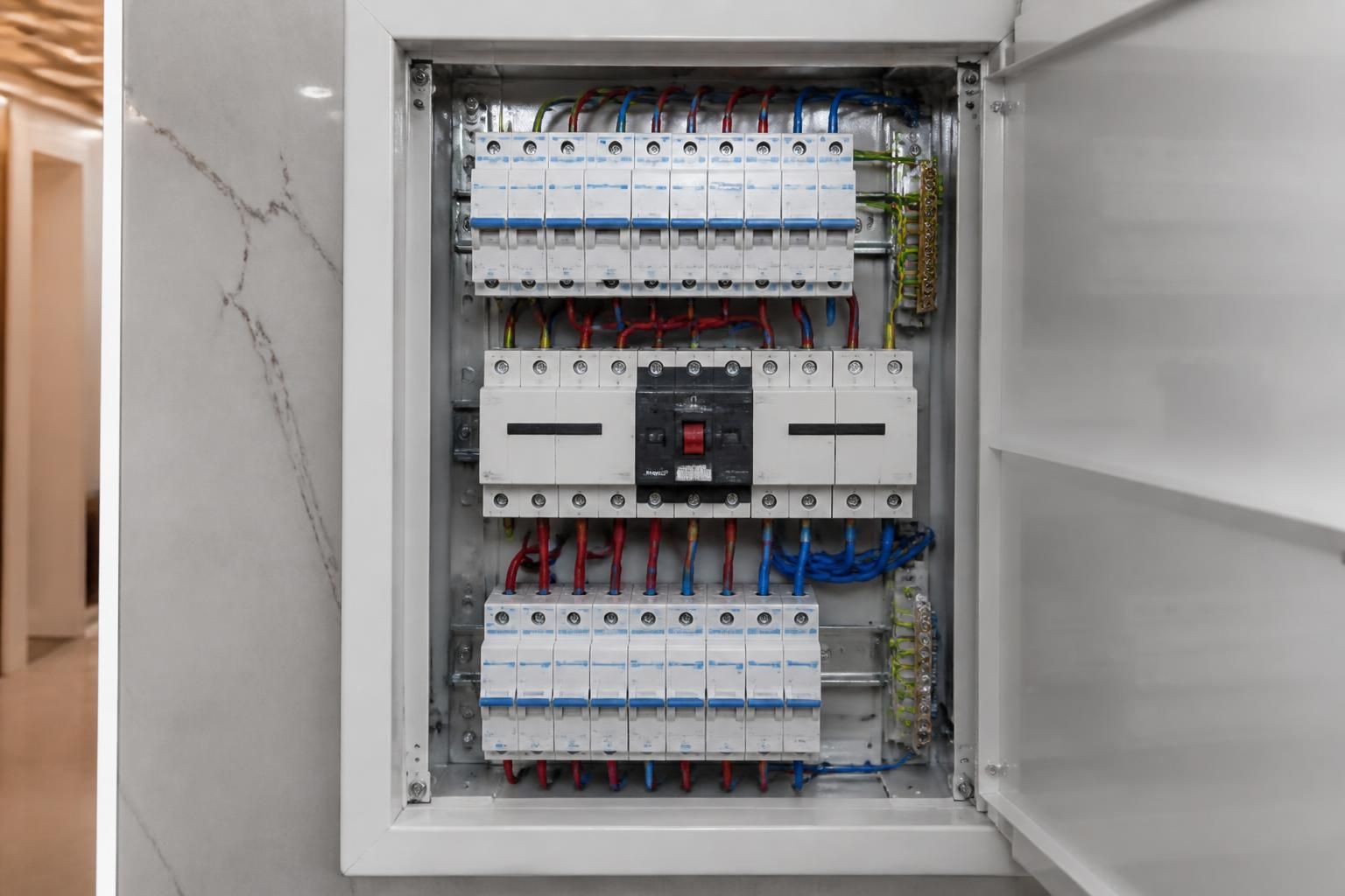 découvrez comment installer facilement un commutateur automatique de source solaire et edf 230v pour optimiser la gestion de votre alimentation électrique entre énergie solaire et réseau edf.