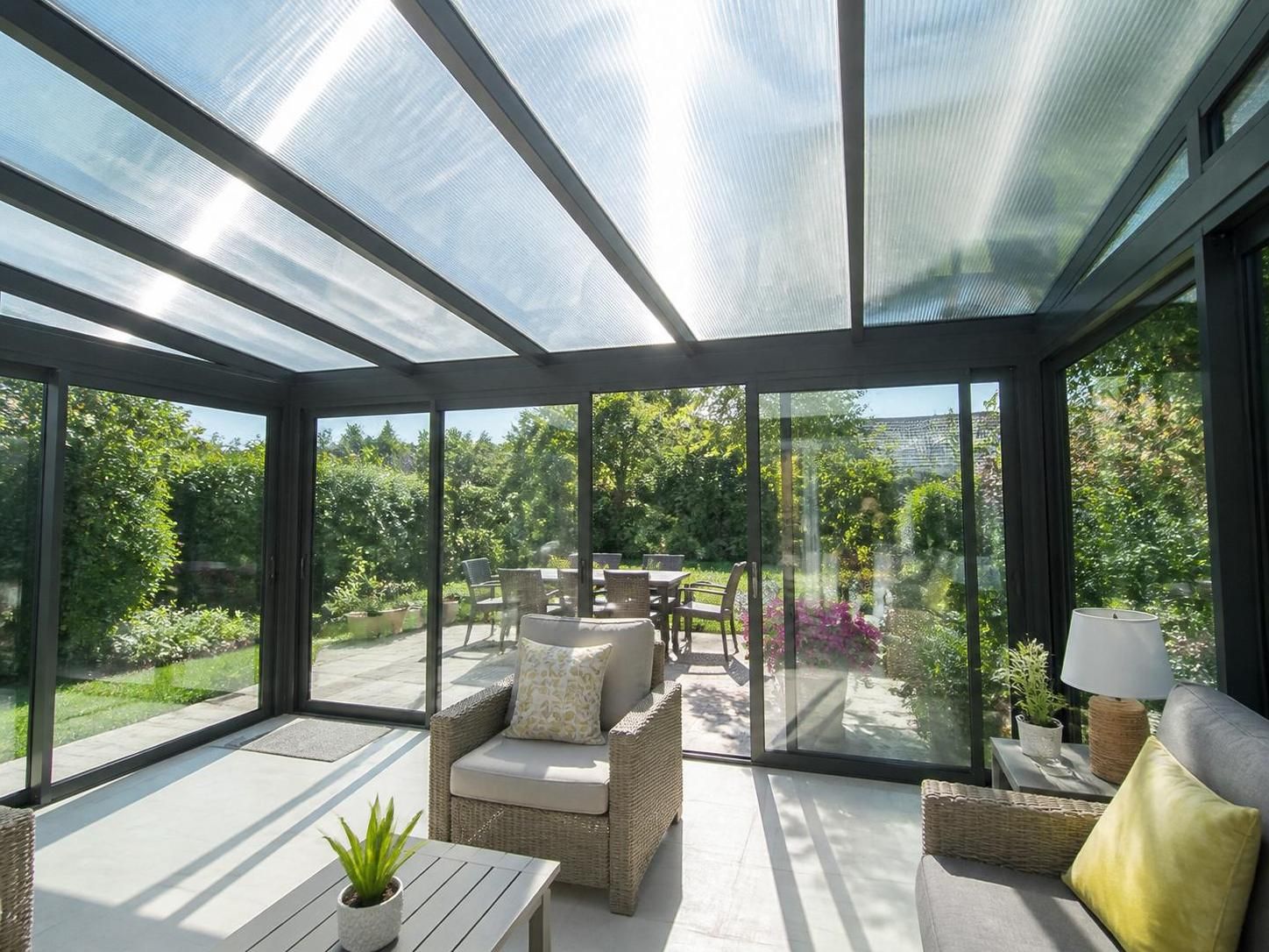 découvrez comment isoler efficacement un toit de véranda en polycarbonate pour améliorer le confort thermique et réduire les pertes d'énergie.