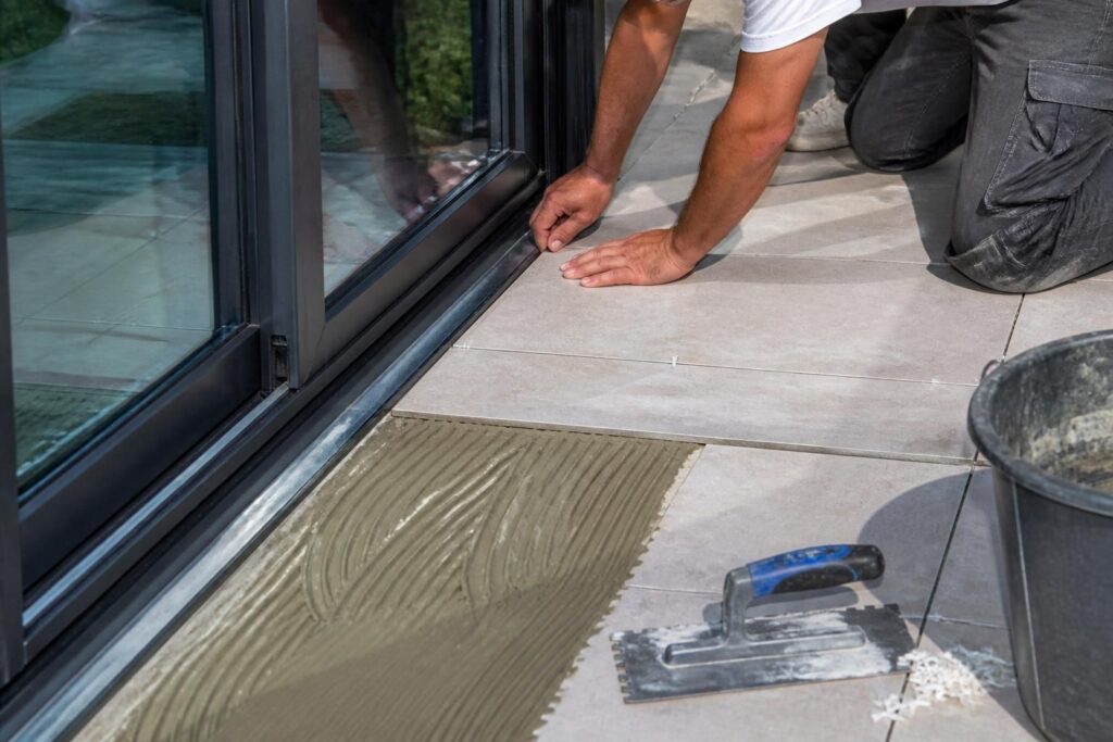 découvrez les étapes essentielles pour poser parfaitement du carrelage de terrasse au niveau du seuil d’une baie vitrée, évitez les erreurs courantes et obtenez un résultat esthétique et durable.