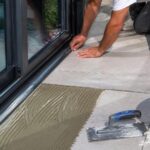 découvrez les étapes essentielles pour poser parfaitement du carrelage de terrasse au niveau du seuil d’une baie vitrée, évitez les erreurs courantes et obtenez un résultat esthétique et durable.