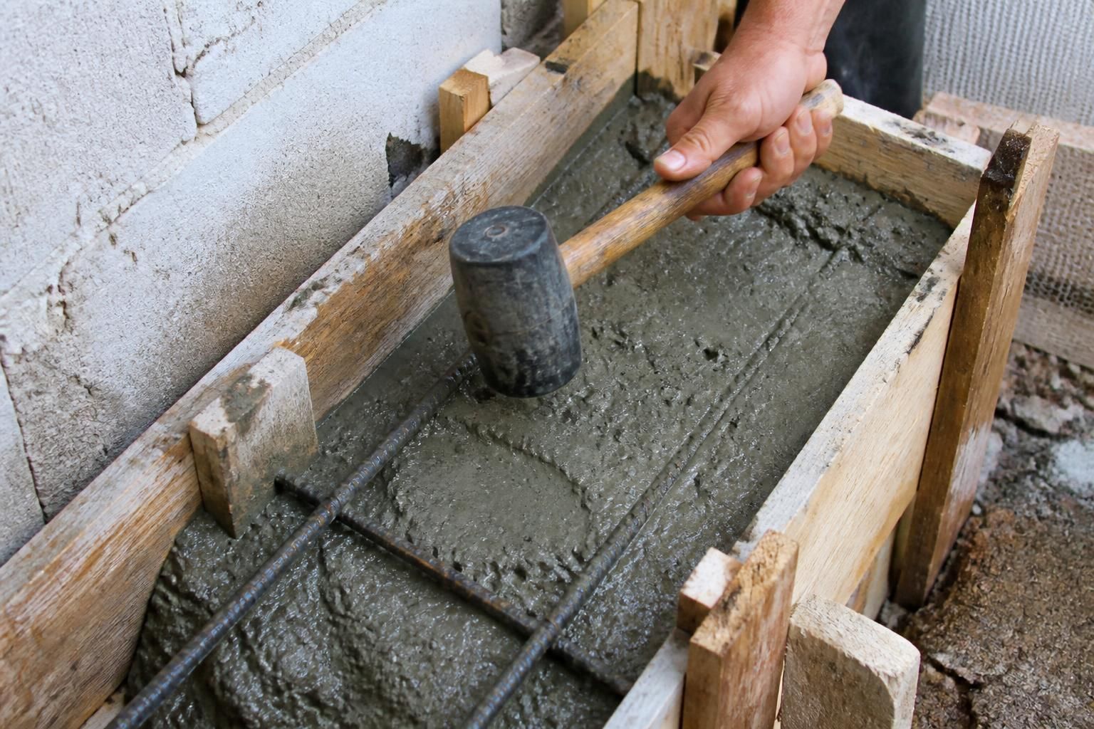 découvrez des méthodes manuelles efficaces pour vibrer le béton sans utiliser de vibreur, afin d'assurer une bonne compaction et éviter les défauts dans vos ouvrages en béton.