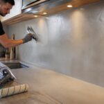 découvrez comment appliquer une crédence en béton ciré dans votre cuisine et évaluez la résistance de ce matériau moderne et durable pour un intérieur tendance.