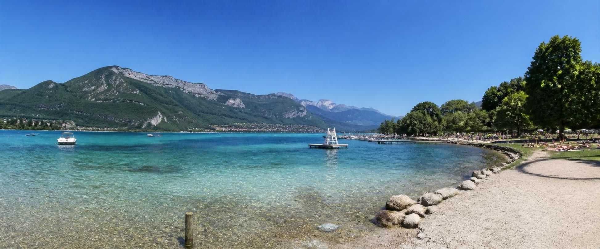 découvrez la plage d'annecy, un véritable paradis naturel où le lac cristallin rencontre les majestueuses montagnes, idéal pour des moments de détente et d'aventure en pleine nature.