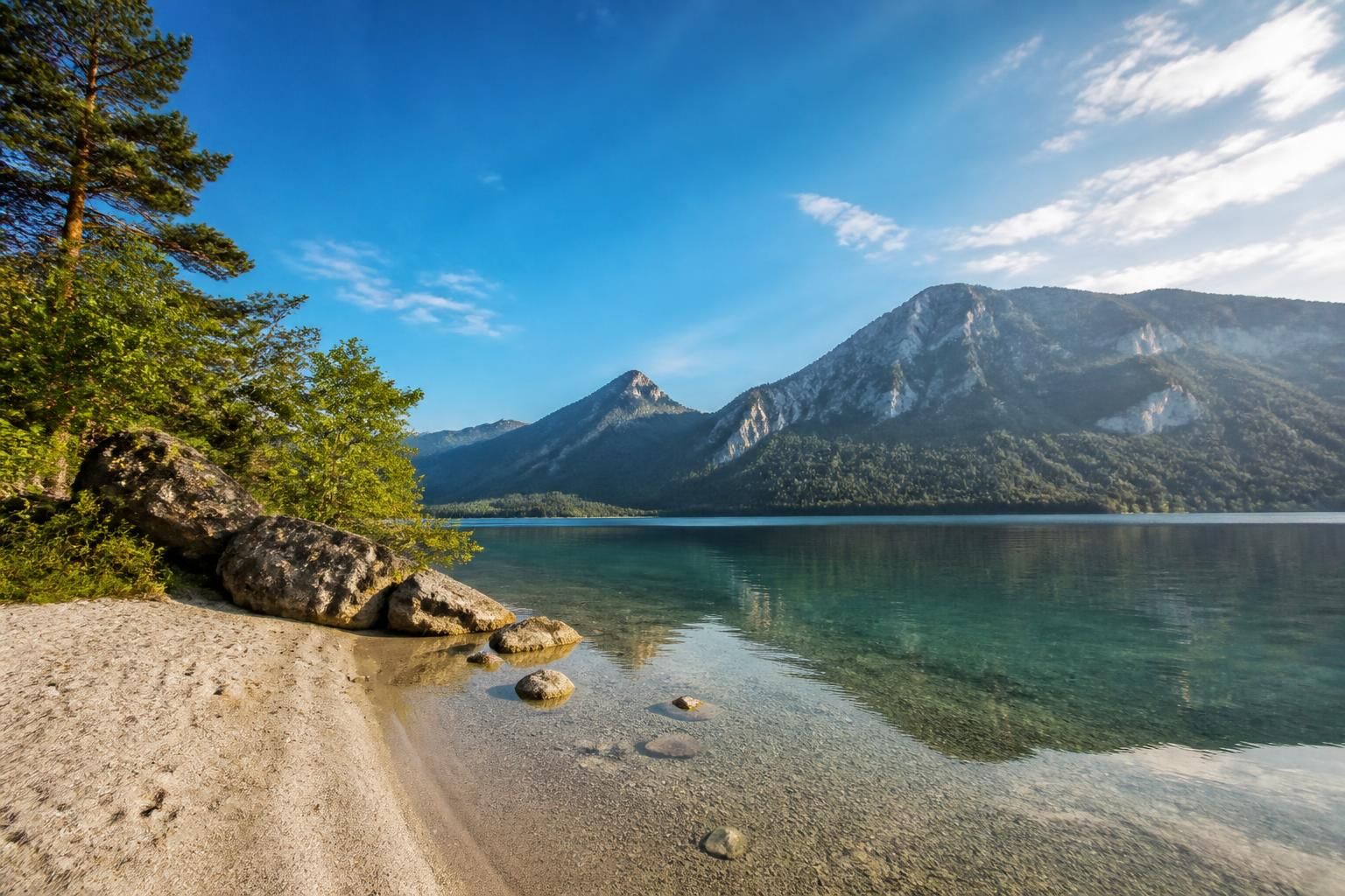 explorez la plage d'annecy, un véritable paradis naturel où le lac cristallin rencontre les montagnes majestueuses, idéal pour la détente et les activités en plein air.