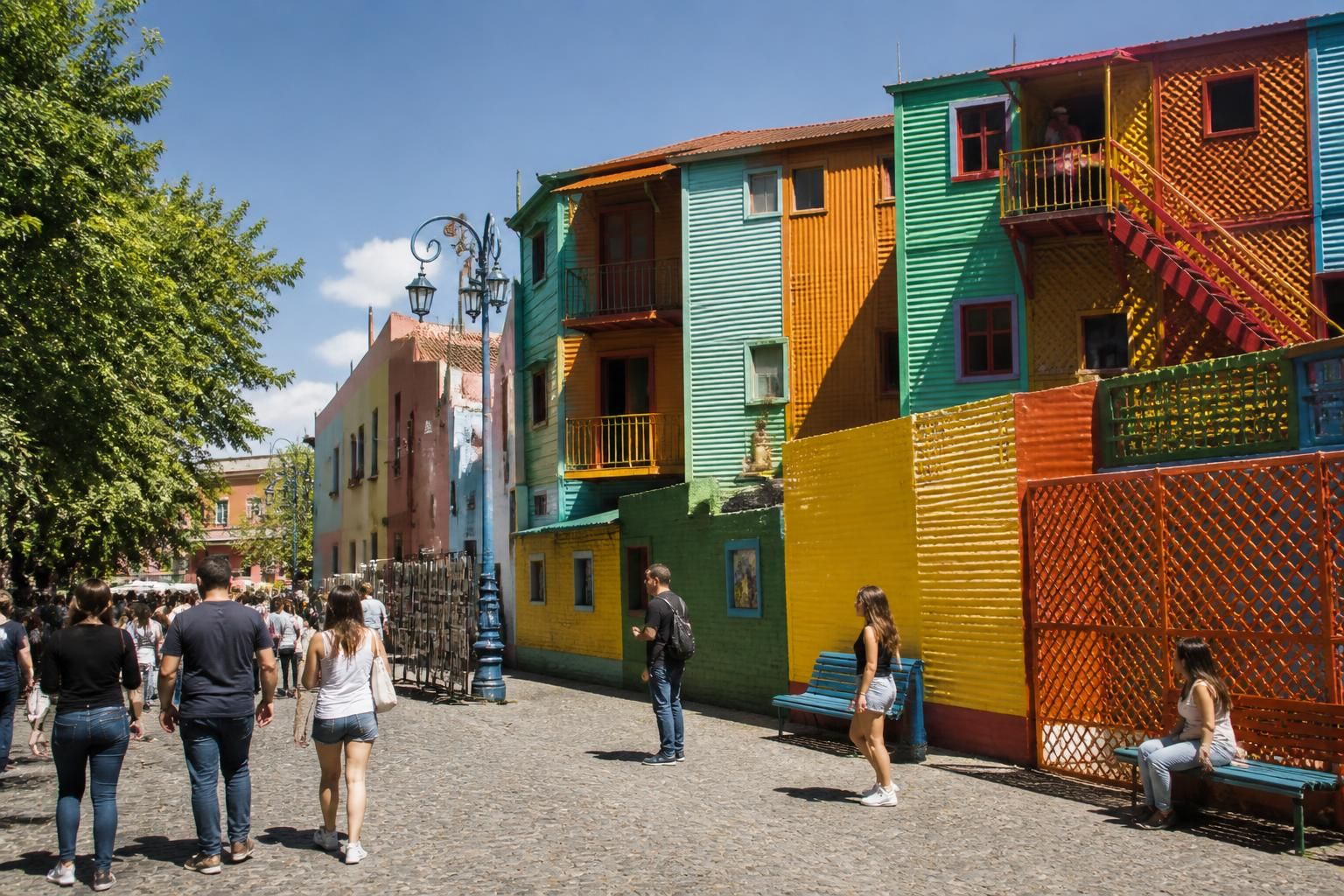 explorez buenos aires à travers sa richesse culturelle, sa gastronomie savoureuse et ses sites incontournables. découvrez la capitale argentine sous toutes ses facettes.