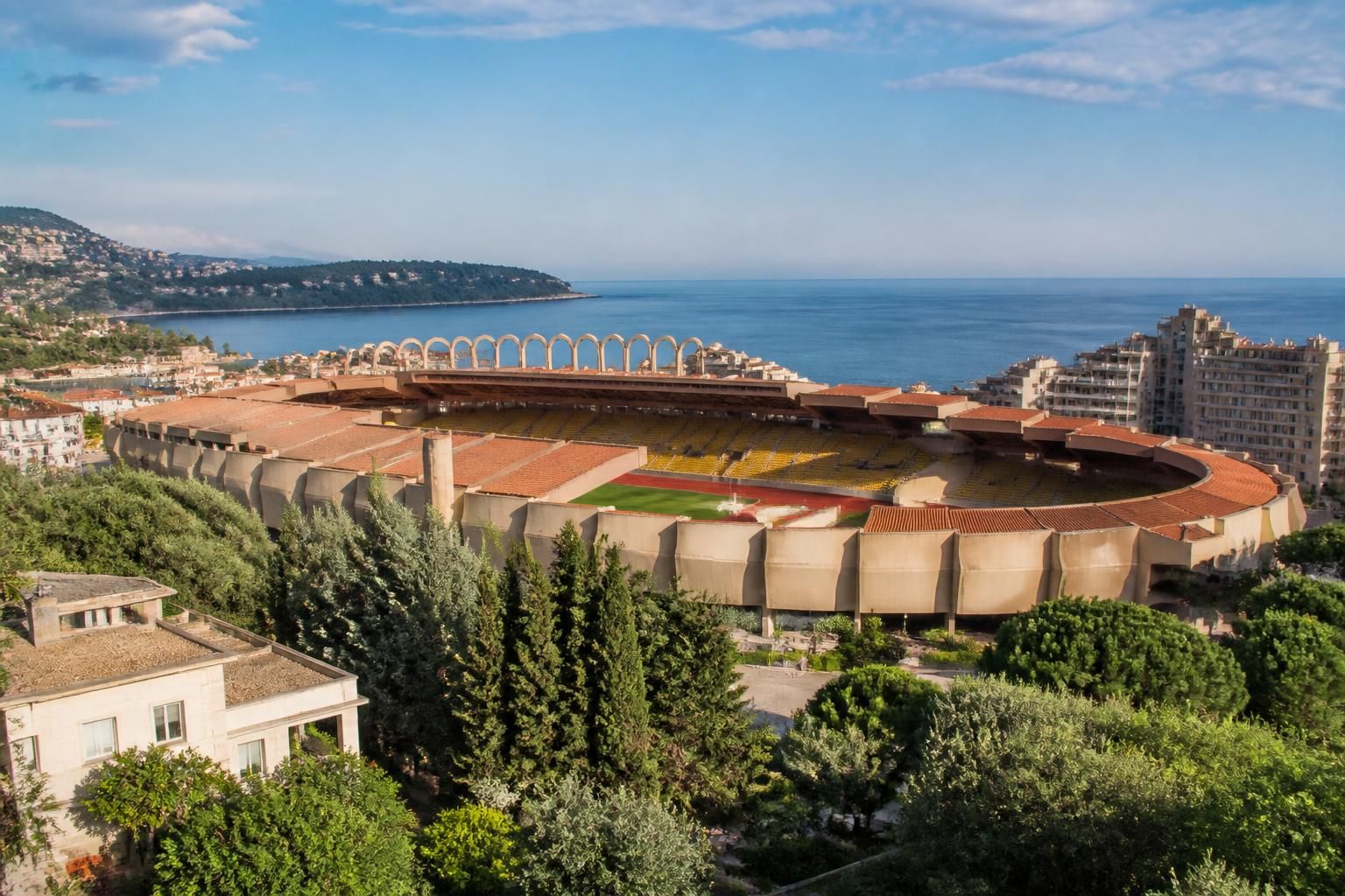 explorez l'histoire fascinante et les particularités uniques du stade louis ii, emblème sportif et culturel de monaco.