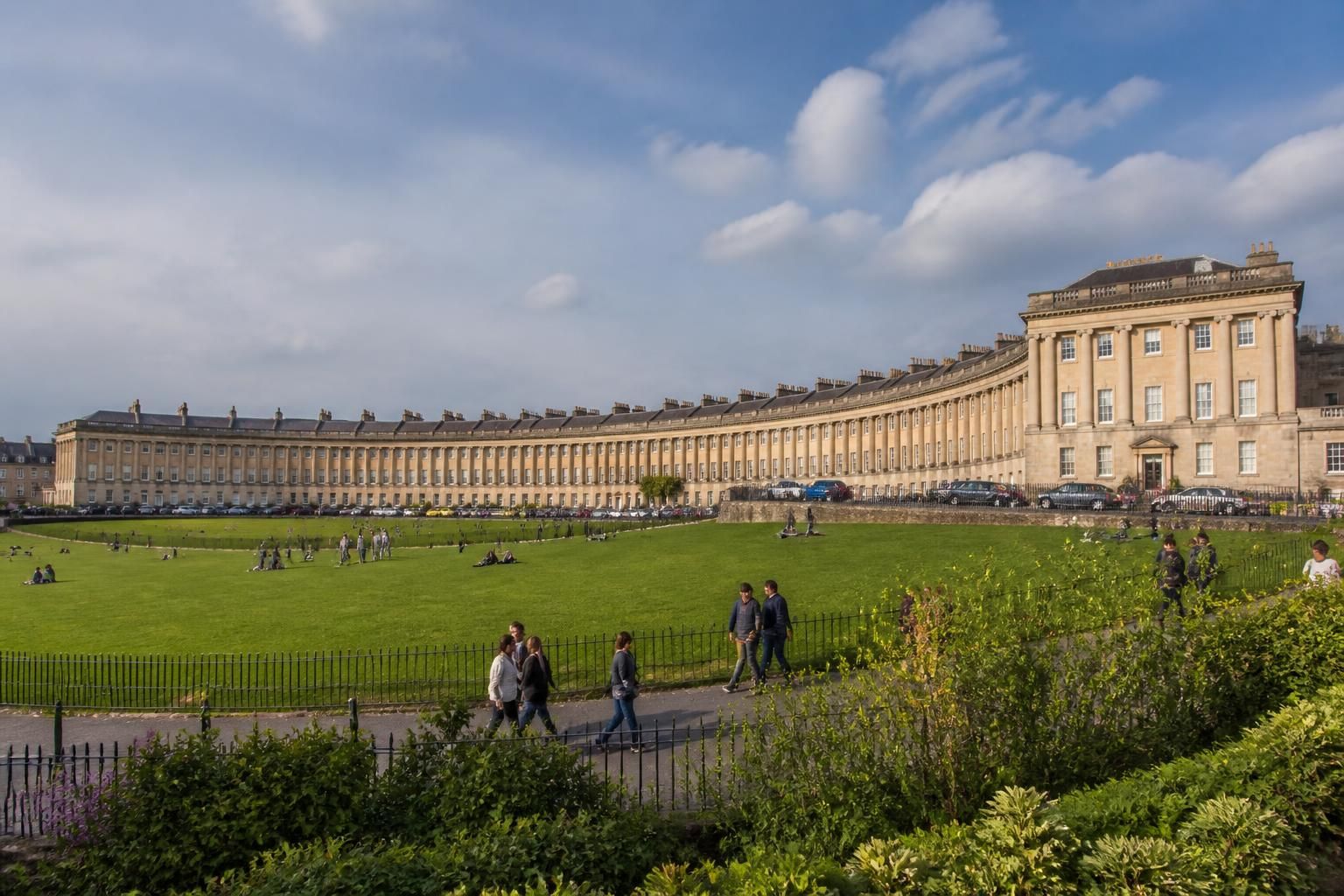 explorez les charmes uniques de la ville de bath en angleterre, célèbre pour son architecture géorgienne, ses thermes romains historiques et son ambiance pittoresque.