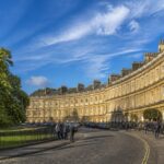 explorez les charmes uniques de la ville de bath en angleterre, célèbre pour son architecture géorgienne, ses thermes romains historiques et son ambiance pittoresque.