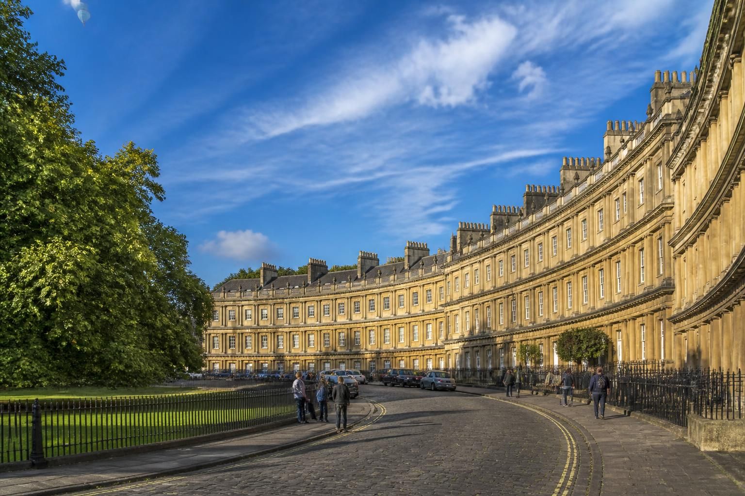 explorez les charmes uniques de la ville de bath en angleterre, célèbre pour son architecture géorgienne, ses thermes romains historiques et son ambiance pittoresque.
