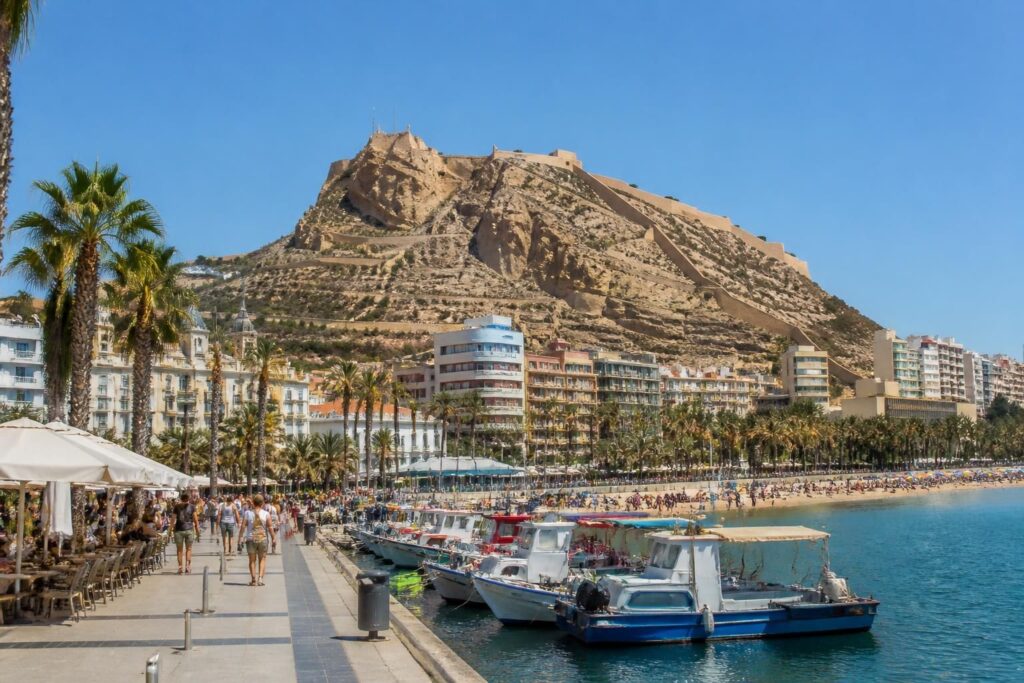découvrez les incontournables d'alicante, en espagne, avec notre guide complet pour une visite réussie. explorez les sites historiques, profitez des plages et savourez la gastronomie locale.