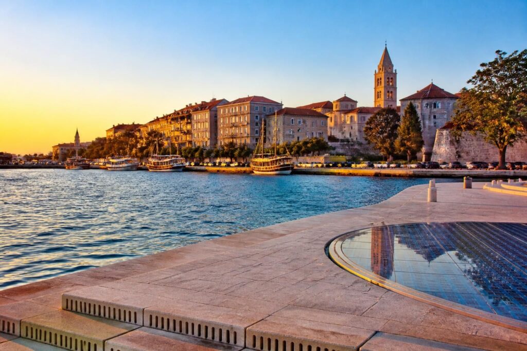 explorez les incontournables de zadar en croatie avec notre guide complet pour découvrir les sites emblématiques, les attractions culturelles et les meilleures activités à ne pas manquer.