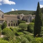 explorez l'histoire fascinante et la beauté exceptionnelle de l'abbaye de fontfroide, un trésor patrimonial riche en culture et en architecture.