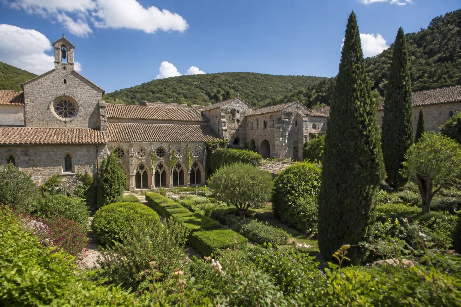 explorez l'histoire fascinante et la beauté exceptionnelle de l'abbaye de fontfroide, un trésor patrimonial riche en culture et en architecture.