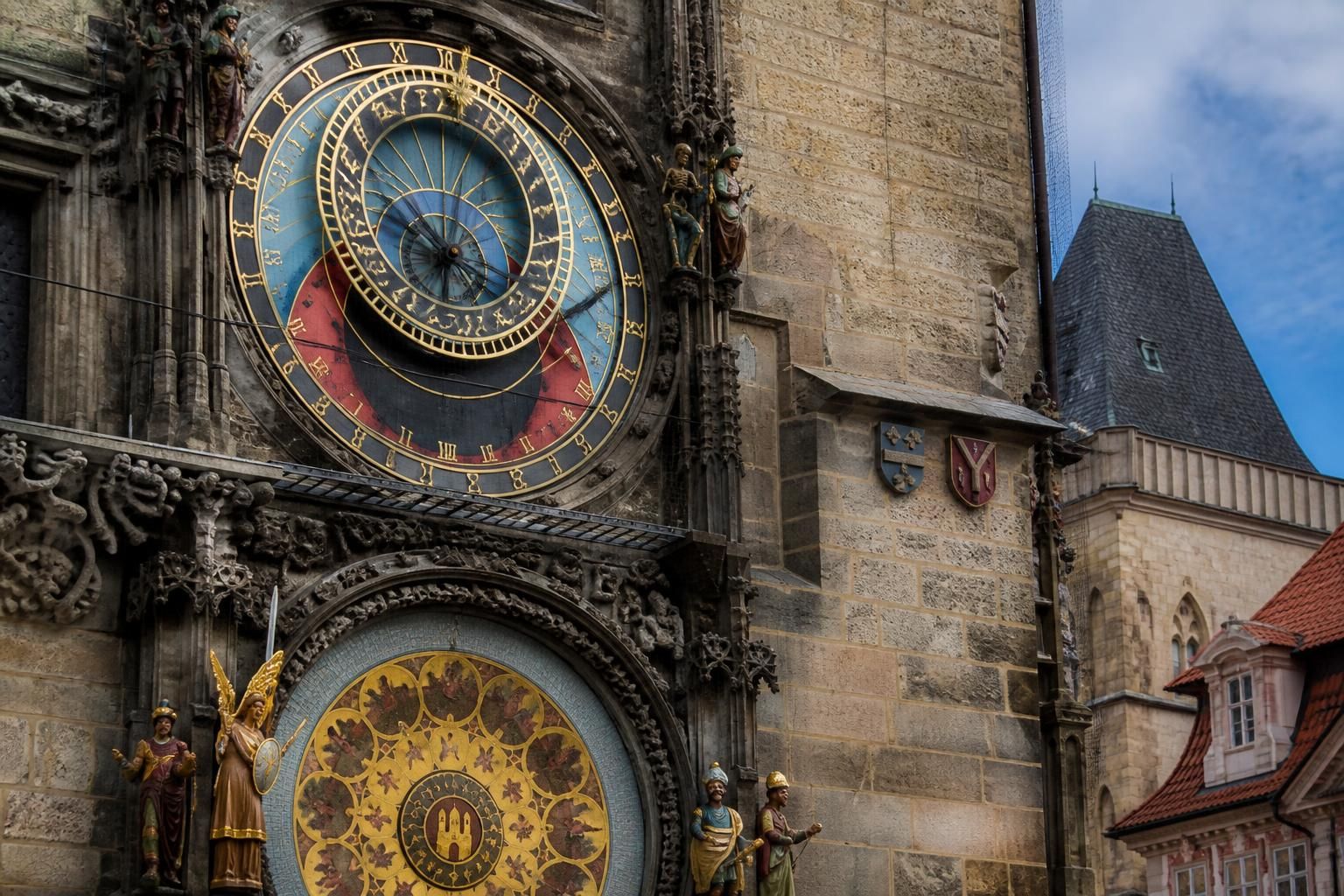 explorez l'horloge astronomique de prague, un chef-d'œuvre médiéval, et découvrez son histoire fascinante, ses mécanismes uniques et son importance culturelle.