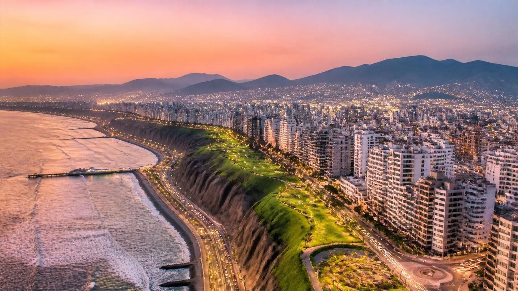 explorez lima, la vibrante capitale du pérou, avec notre guide complet. découvrez ses sites historiques, sa cuisine délicieuse et ses incontournables pour un voyage inoubliable.