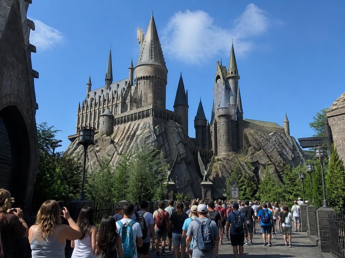 plongez dans l'univers magique de universal harry potter world en 2026 : découvrez les attractions incontournables, les spectacles, les restaurants et conseils pour une visite inoubliable.