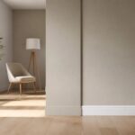 découvrez s'il est préférable de peindre les plinthes de la même couleur que les murs ou d'opter pour une teinte différente pour sublimer votre intérieur.