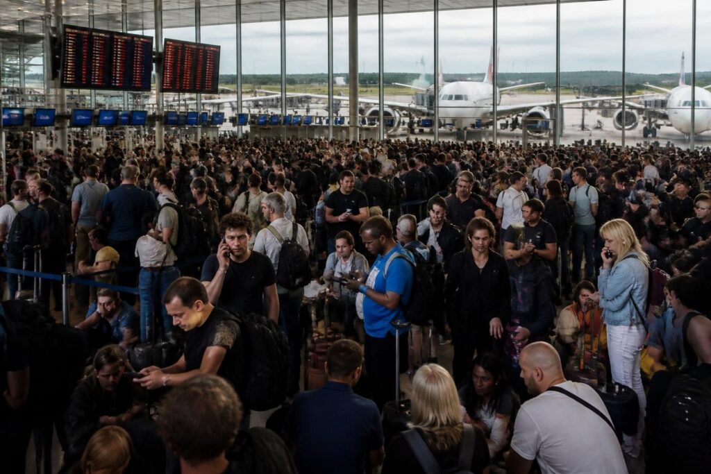 découvrez l'impact de la hausse spectaculaire du prix du kérosène sur le secteur aérien : des milliers de vols annulés entraînant des perturbations majeures pour les voyageurs et leurs vacances.
