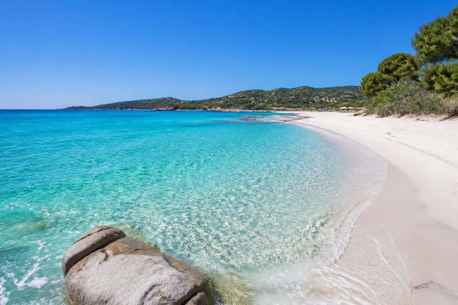 découvrez les lieux incontournables de la sardaigne avec notre guide pratique pour planifier votre voyage et profiter des meilleures attractions de l'île.