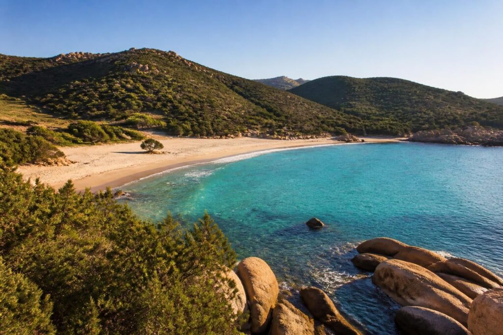 découvrez les lieux incontournables de la sardaigne avec notre guide pratique pour bien préparer votre voyage et profiter au maximum de cette île méditerranéenne.