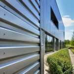 découvrez comment entretenir votre parement métallique, sa durée de vie moyenne et le coût réel à prévoir sur 30 ans pour un investissement durable et rentable.