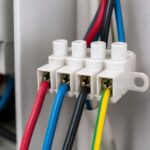 découvrez si vous pouvez connecter plusieurs fils dans un domino sans risque, et apprenez les bonnes pratiques pour assurer une installation électrique sécurisée.