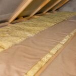 découvrez si la pose d'une double couche de laine de verre kraft peut entraîner des risques d'humidité et comment bien l'installer pour une isolation efficace et durable.