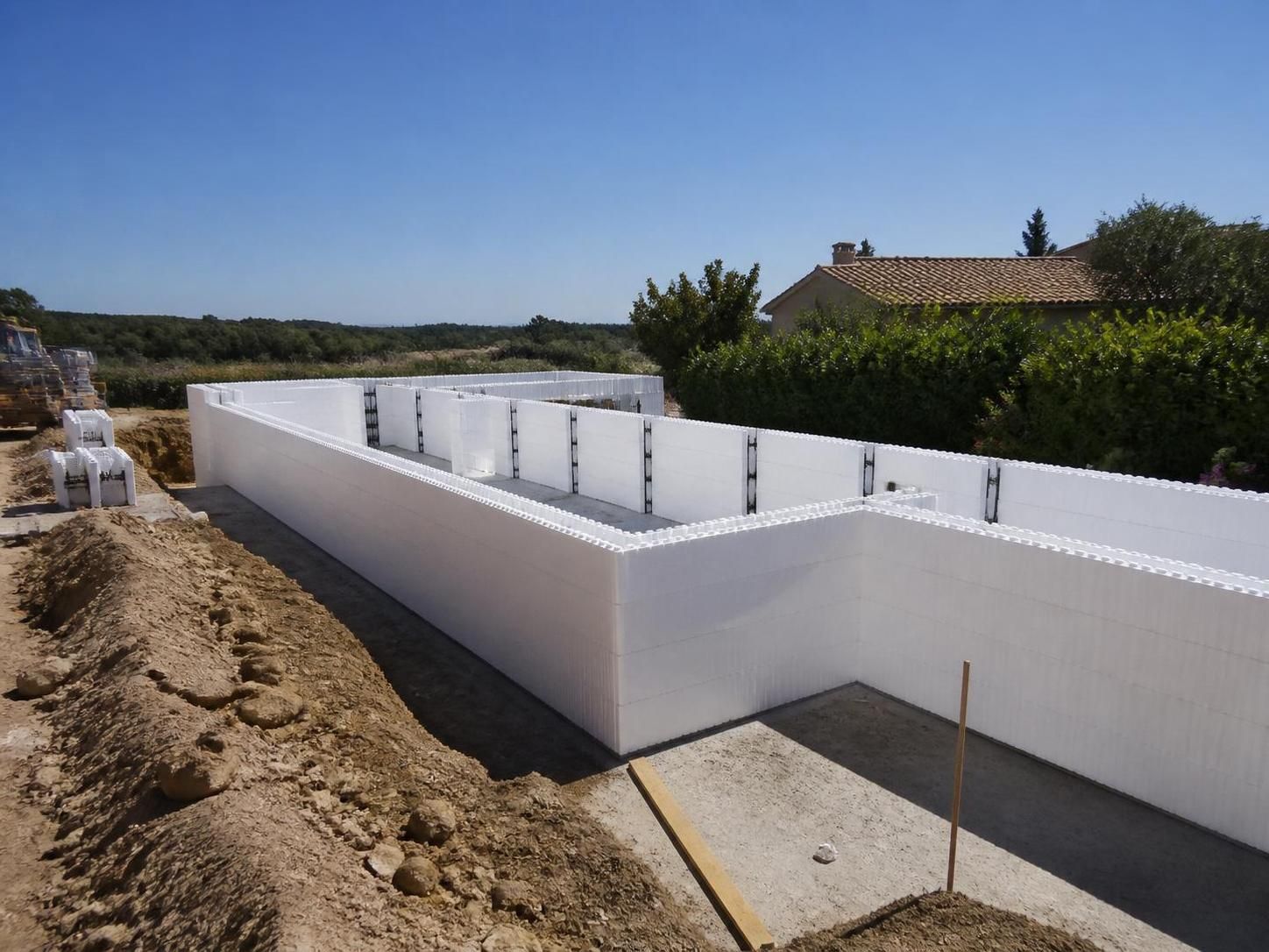 découvrez notre retour d'expérience détaillé sur la construction de piscine en bloc polystyrène et une évaluation complète de leur durabilité et performance dans le temps.