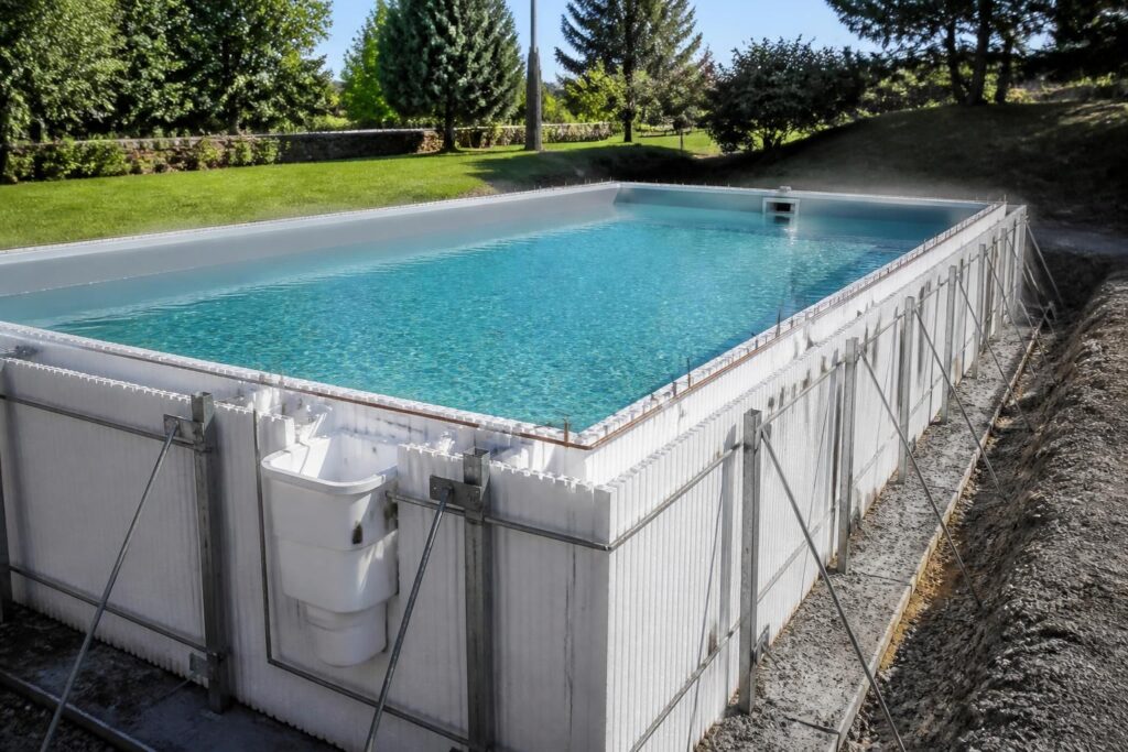 découvrez un retour d'expérience complet sur les piscines en bloc de polystyrène, avec une évaluation détaillée de leur durabilité et de leurs performances au fil du temps.