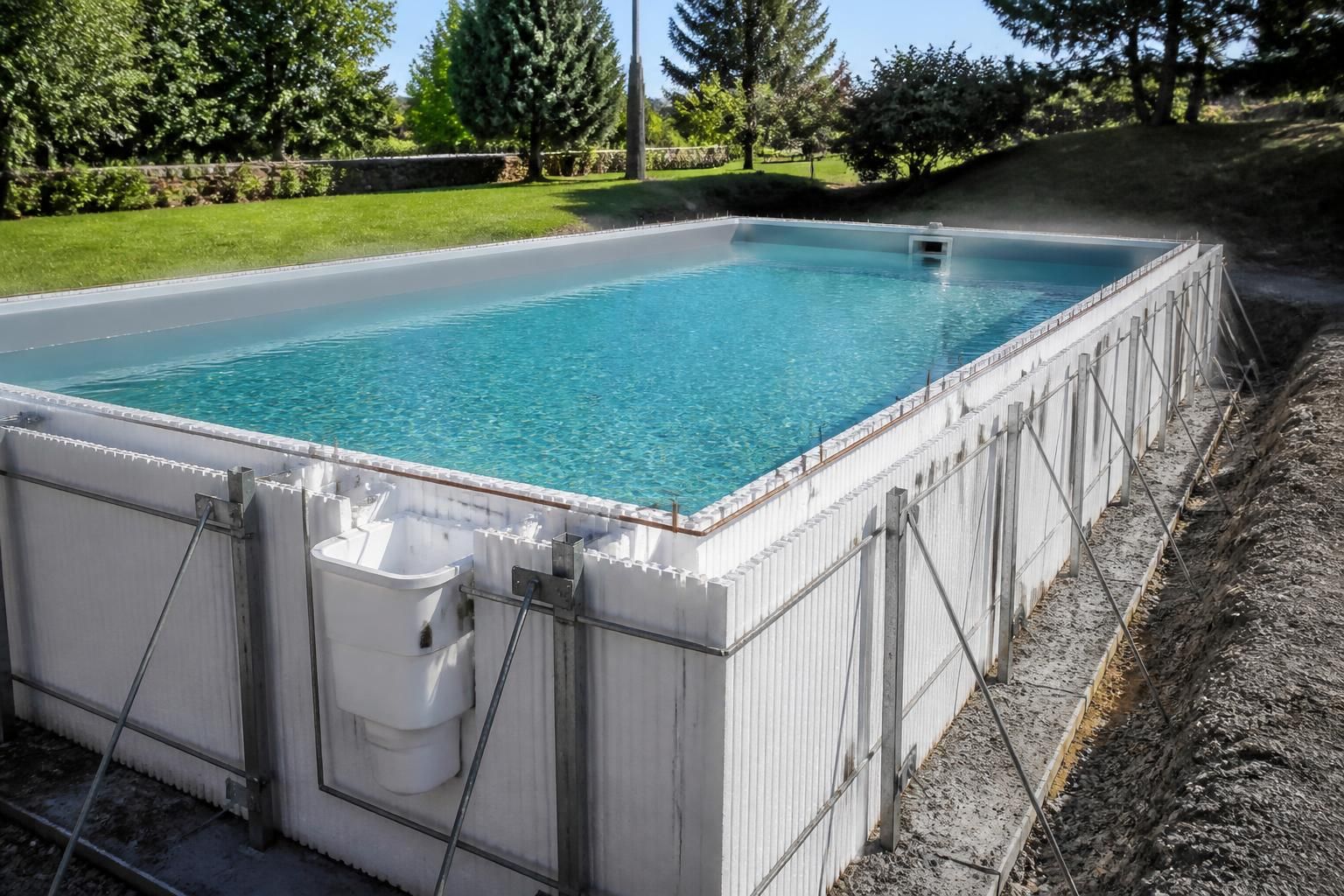 découvrez un retour d'expérience complet sur les piscines en bloc de polystyrène, avec une évaluation détaillée de leur durabilité et de leurs performances au fil du temps.