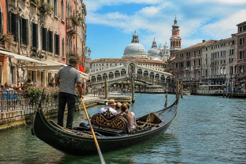 découvrez les activités incontournables à venise pour un séjour réussi : visites, balades en gondole, découvertes culturelles et conseils pratiques pour profiter pleinement de la sérénissime.