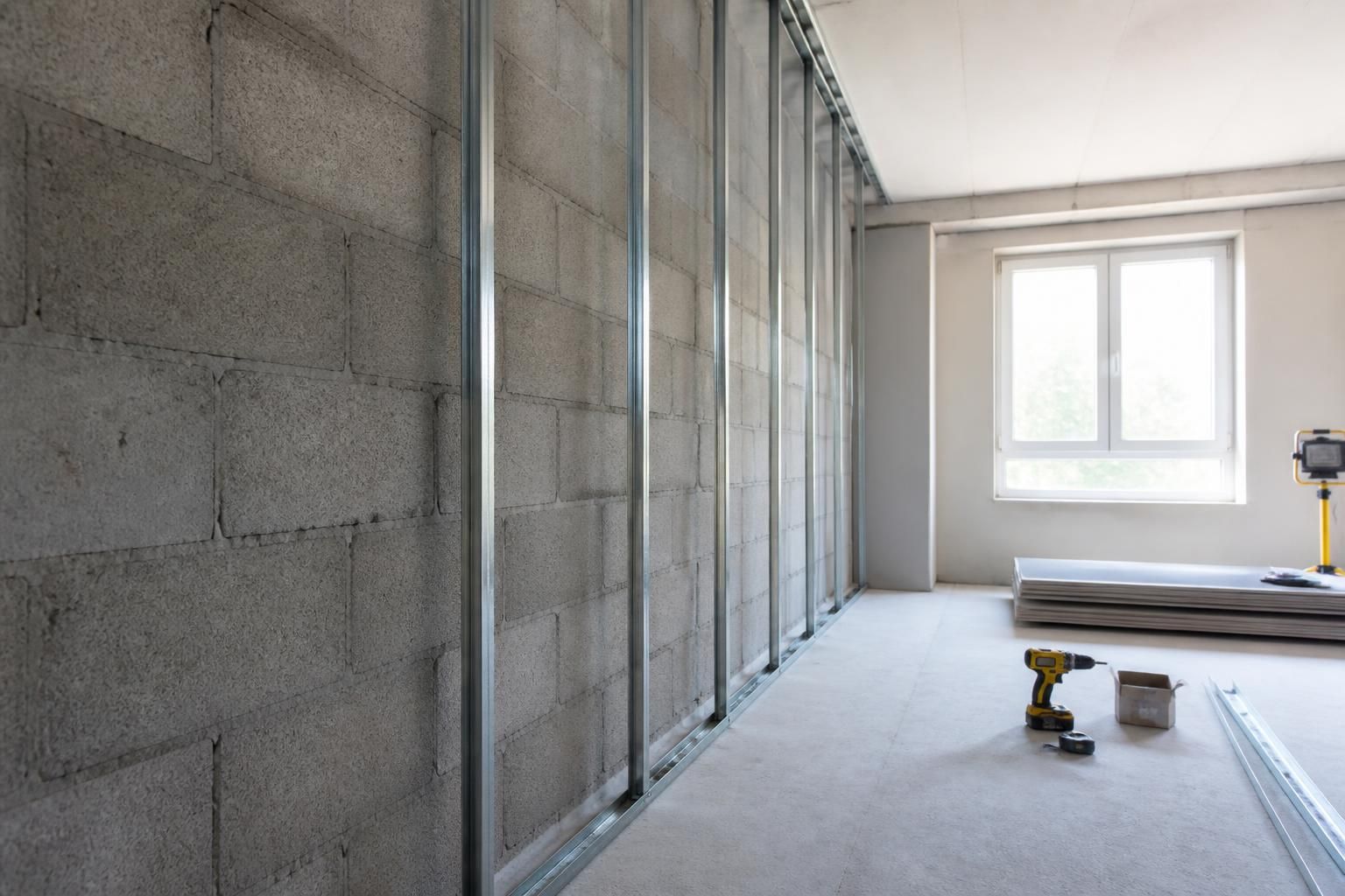 découvrez la distance idéale à respecter entre un rail placoplatre et le mur pour garantir une installation optimale et durable de vos cloisons.