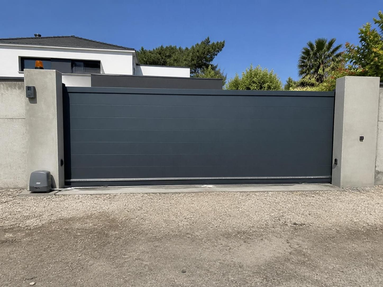 découvrez la distance idéale entre poteaux pour installer un portail coulissant de 4 mètres, afin d'assurer un fonctionnement optimal et une bonne stabilité.