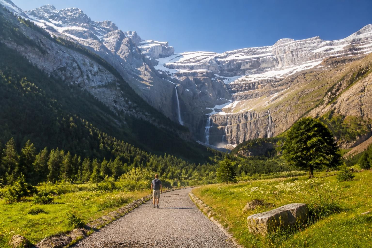 explorez le cirque de gavarnie, un site naturel exceptionnel pour une randonnée inoubliable au cœur des pyrénées.