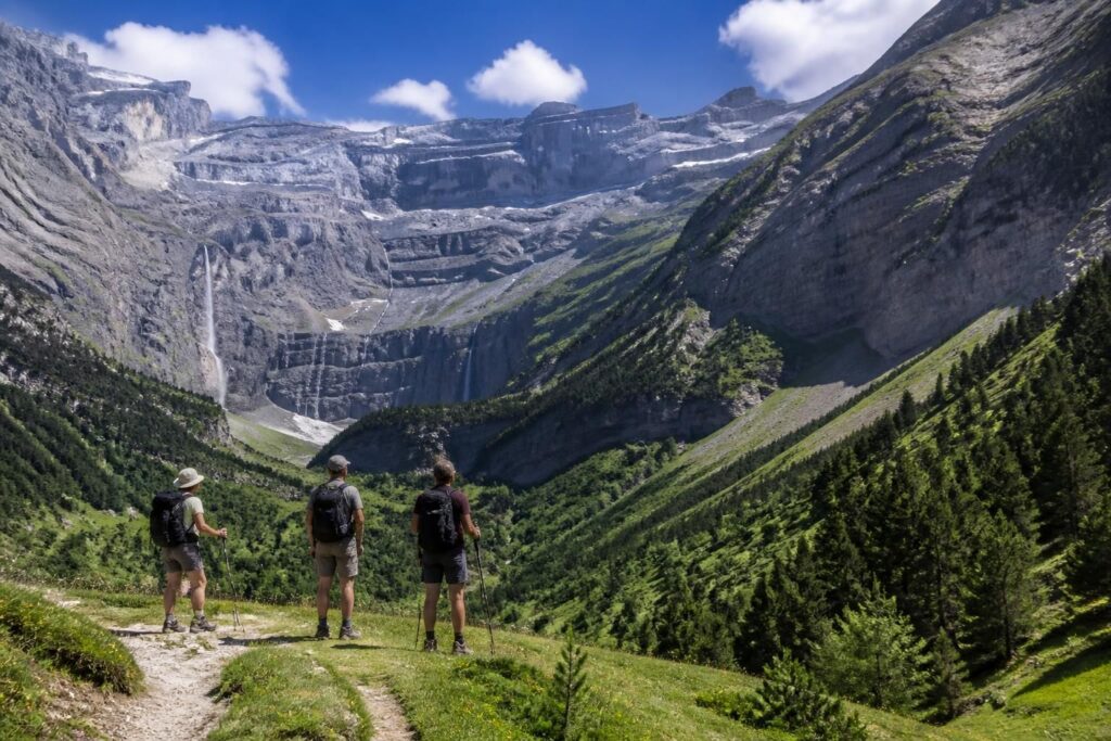 partez à la découverte du cirque de gavarnie, un site naturel exceptionnel idéal pour la randonnée. admirez des paysages grandioses et vivez une expérience inoubliable en pleine nature.