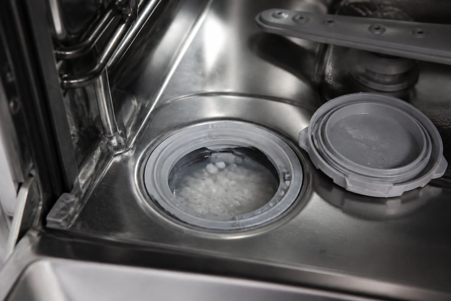 découvrez pourquoi le réservoir de sel de votre lave-vaisselle est plein d’eau et comment résoudre ce problème courant pour garantir un fonctionnement optimal de votre appareil.