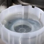 découvrez pourquoi le réservoir de sel de votre lave-vaisselle peut se remplir d'eau, les causes possibles et comment résoudre ce problème efficacement.