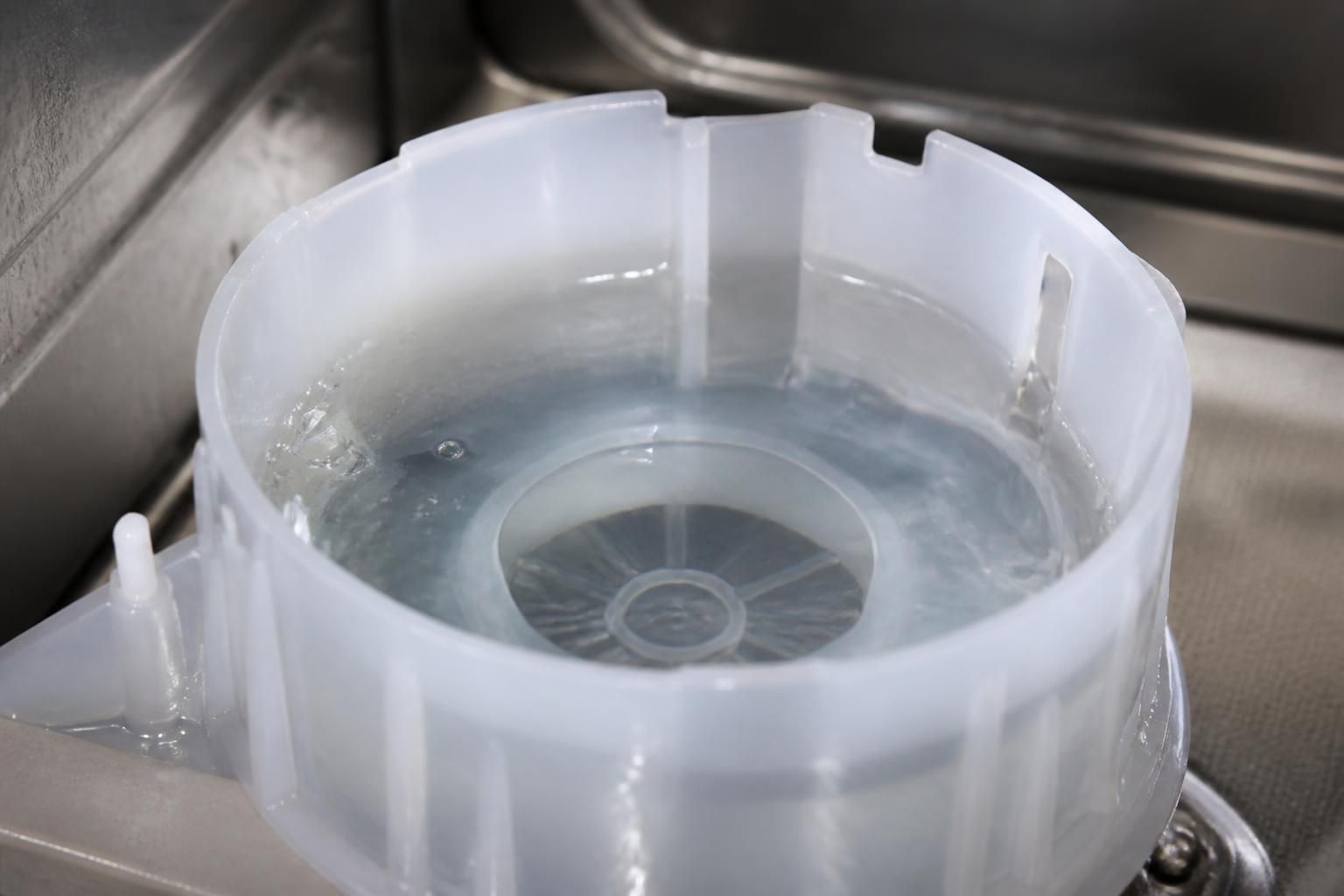 découvrez pourquoi le réservoir de sel de votre lave-vaisselle peut se remplir d'eau, les causes possibles et comment résoudre ce problème efficacement.