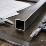 découvrez comment calculer la résistance d'un tube carré en acier 40x40 avec des méthodes pratiques, et obtenez des conseils d'utilisation pour optimiser vos projets de construction et de fabrication.