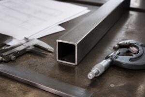 découvrez comment calculer la résistance d'un tube carré en acier 40x40 avec des méthodes pratiques, et obtenez des conseils d'utilisation pour optimiser vos projets de construction et de fabrication.