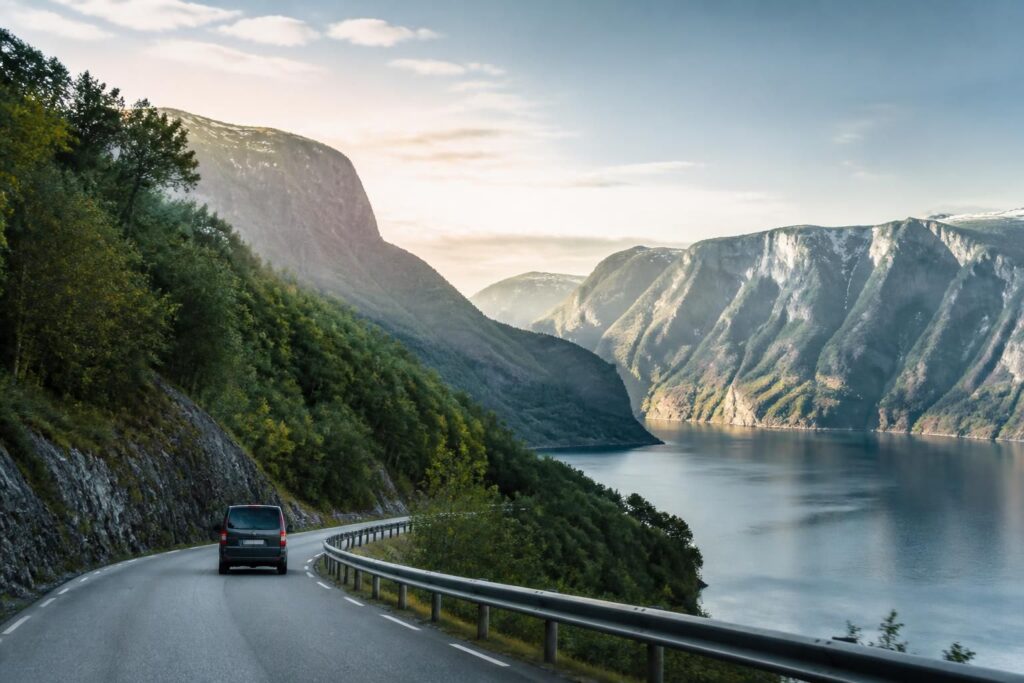 découvrez notre guide complet pour un road trip en norvège et vivez une aventure inoubliable entre fjords majestueux, paysages époustouflants et expériences uniques.