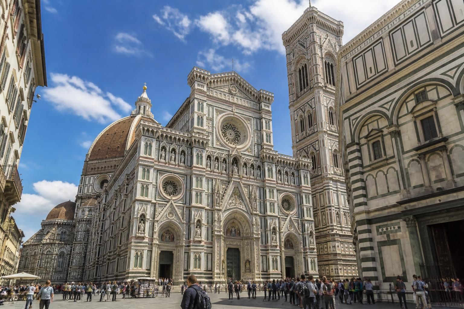 découvrez tout sur la cathédrale il duomo, son architecture exceptionnelle et son histoire fascinante qui traverse les siècles. un voyage incontournable au cœur du patrimoine.