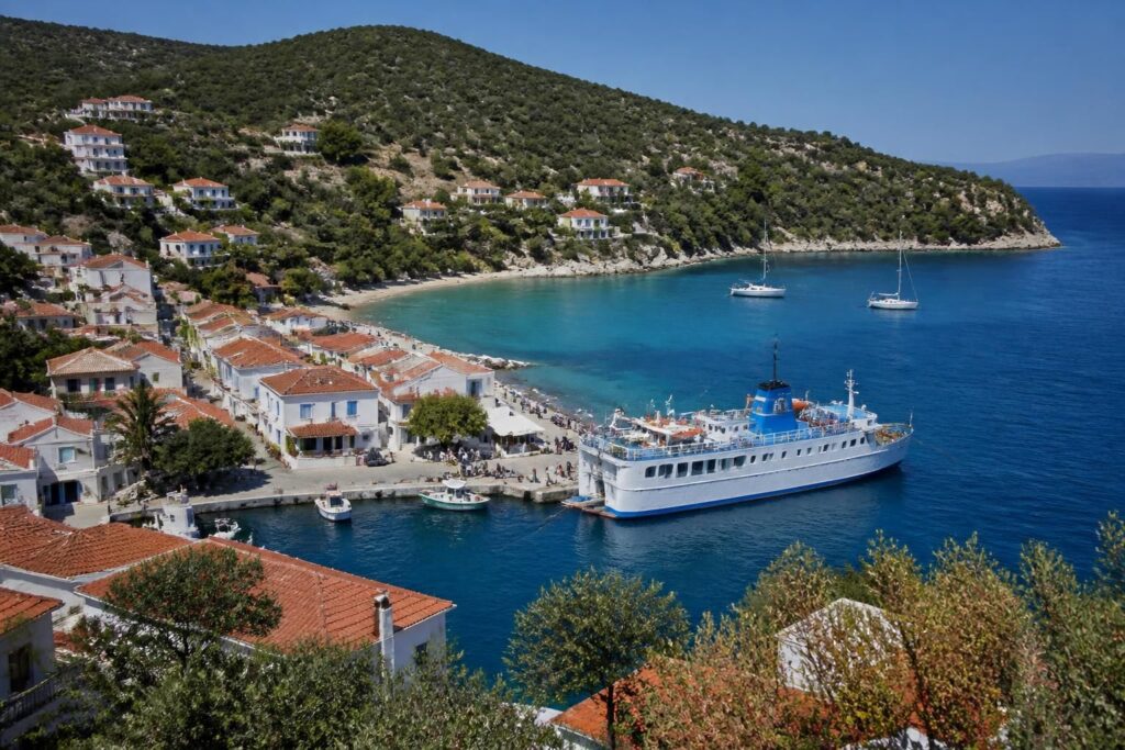 partez en vacances en grèce cet été et explorez les îles méconnues au-delà d’athènes. profitez des ferries à prix réduits pour une escapade unique et abordable.