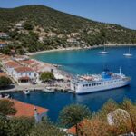 partez en vacances en grèce cet été et explorez les îles méconnues au-delà d’athènes. profitez des ferries à prix réduits pour une escapade unique et abordable.