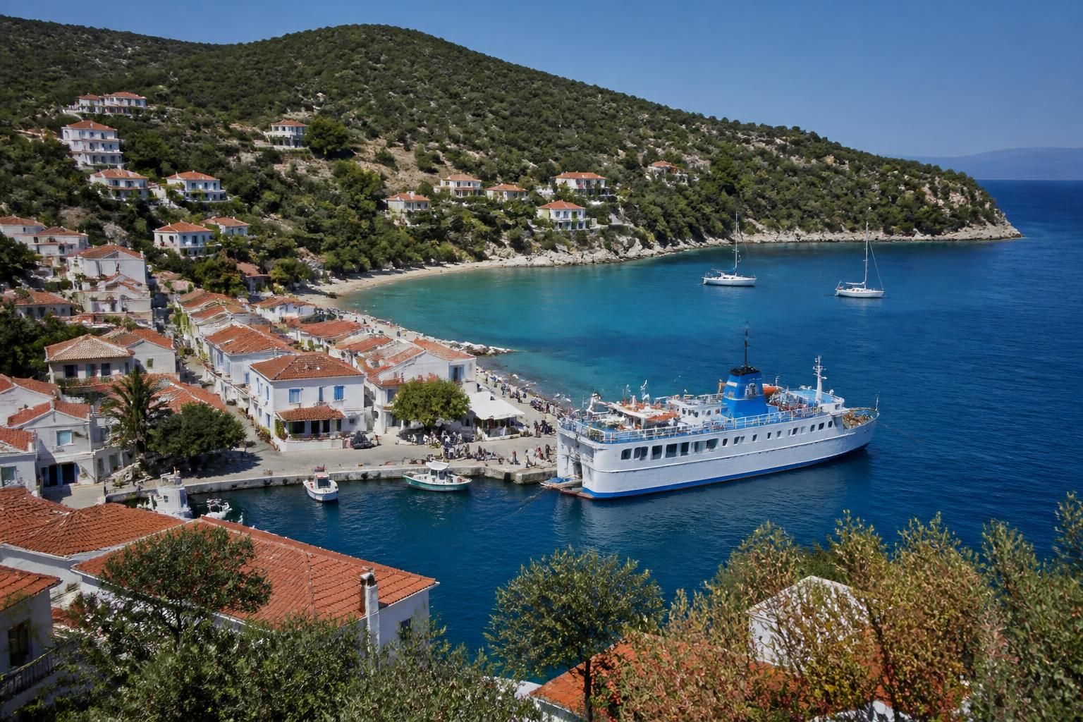 partez en vacances en grèce cet été et explorez les îles méconnues au-delà d’athènes. profitez des ferries à prix réduits pour une escapade unique et abordable.