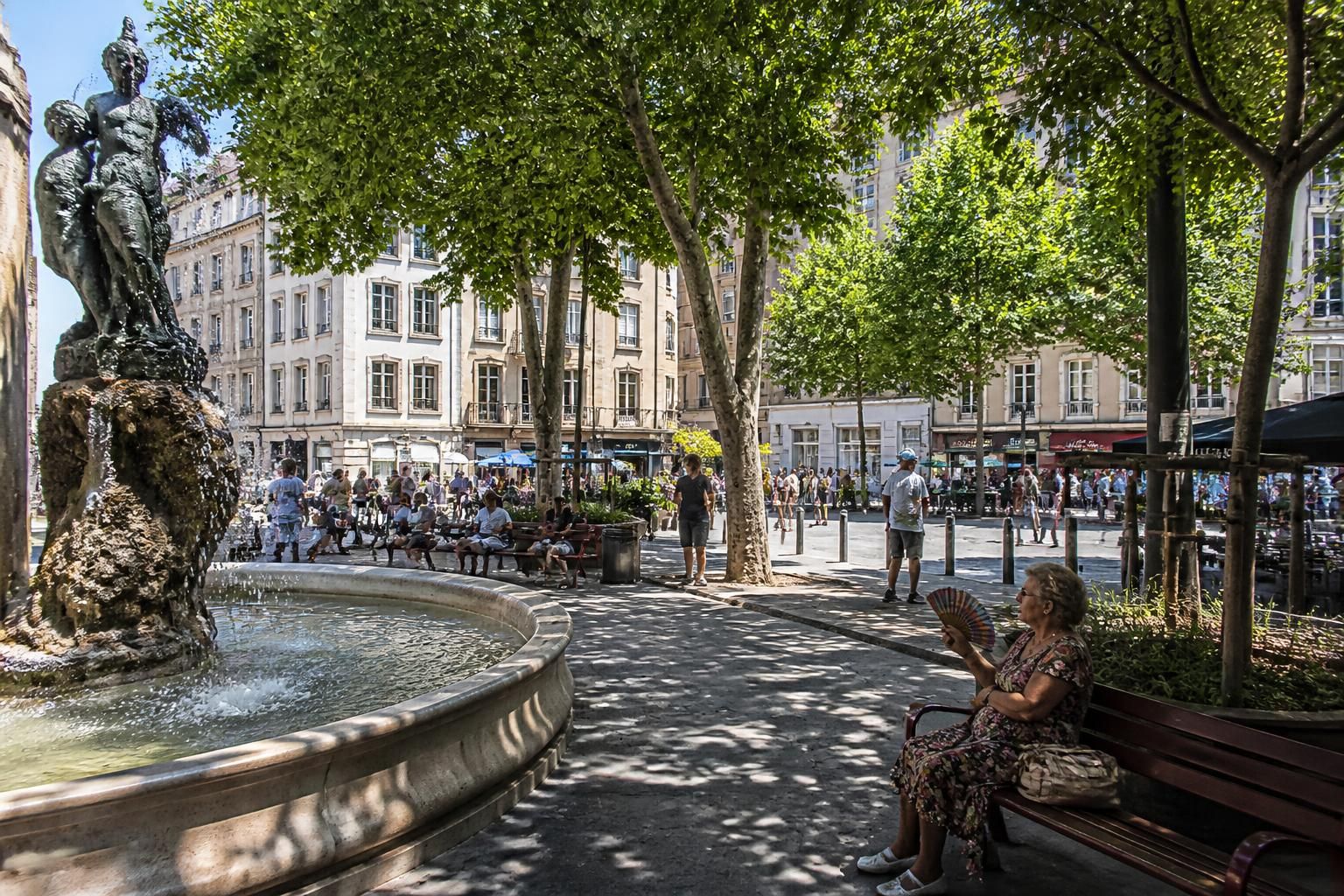 découvrez nos conseils pratiques pour rester au frais pendant la canicule à lyon cet été et protéger votre santé face aux fortes chaleurs.